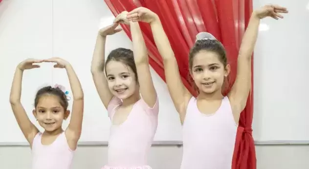 Estudantes do Bernoulli Go na aula de ballet. 