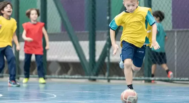 Estudantes do Bernoulli Go na aula de futsal. 