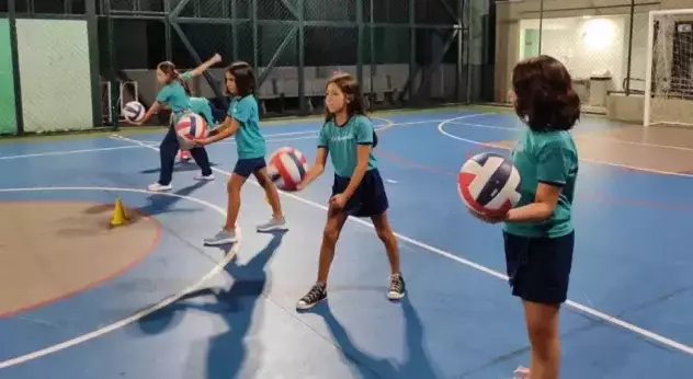 Estudantes do Bernoulli Go na aula de vôlei. 