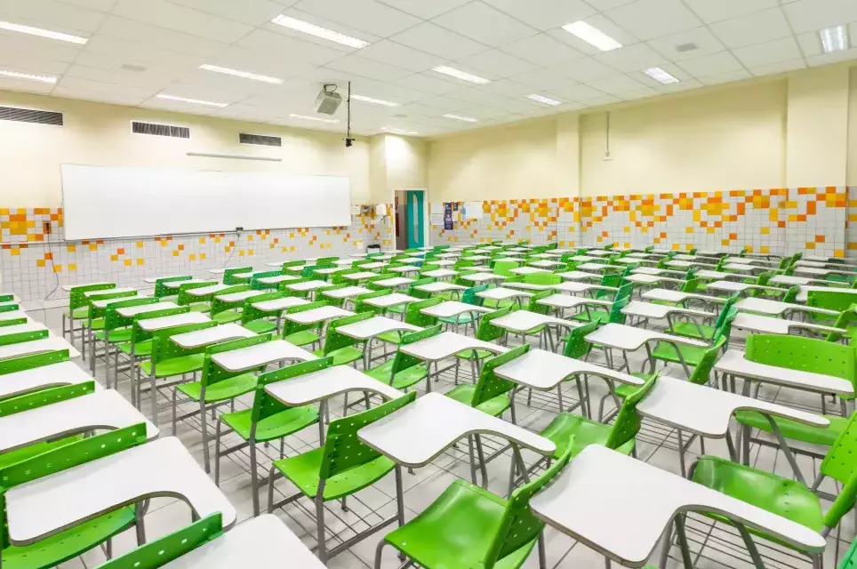 Sala de aula do Colégio Bernoulli em Lourdes. 