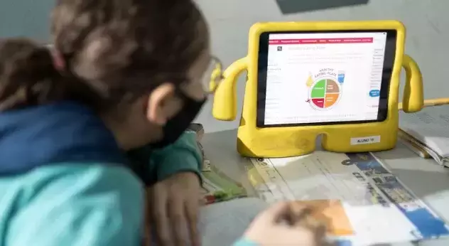 Estudante do Bernoulli utilizando o tablet do colégio para resolver questões. 