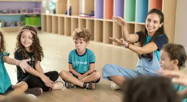 Estudantes do Bernoulli com sua professora durante a aula. 