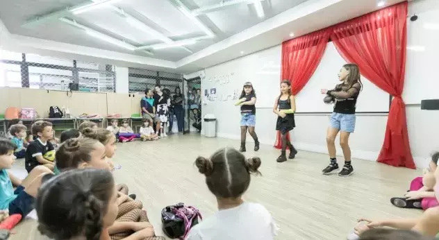 Estudantes do Bernoulli durante apresentação de dança no colégio. 