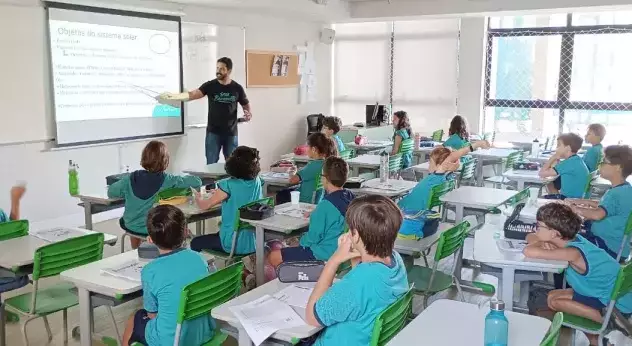 Professor do Colégio Bernoulli durante aula de inglês do projeto bilíngue. 