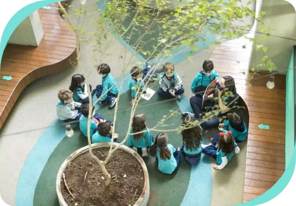 Estudantes com sua professora durante aula do 1º ano do Ensino Fundamental no Bernoulli. 