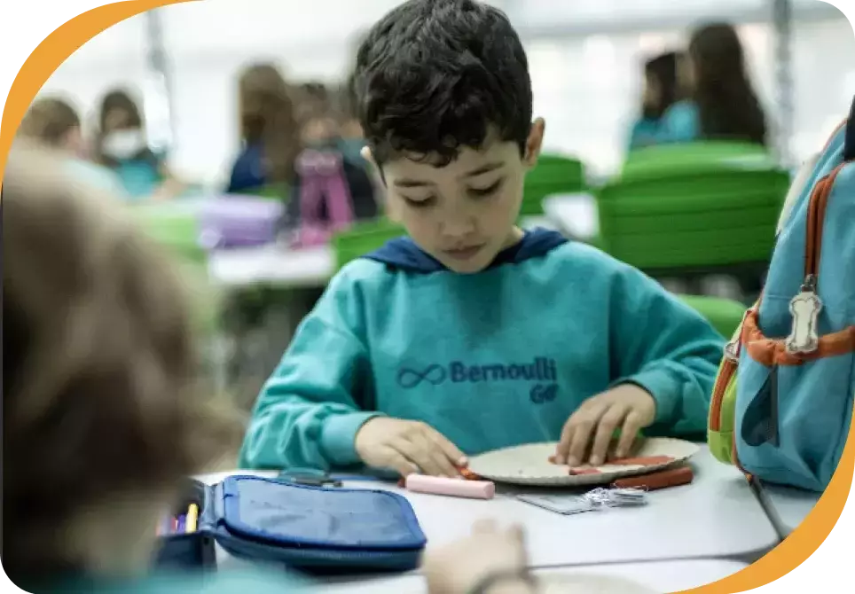 Estudantes com sua professora durante aula do 3º ano do Ensino Fundamental no Bernoulli. 