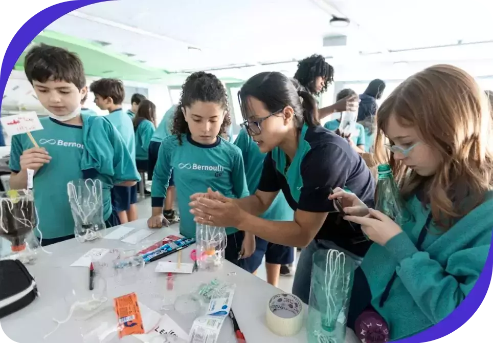 Estudantes com sua professora durante aula do 5º ano do Ensino Fundamental no Bernoulli. 