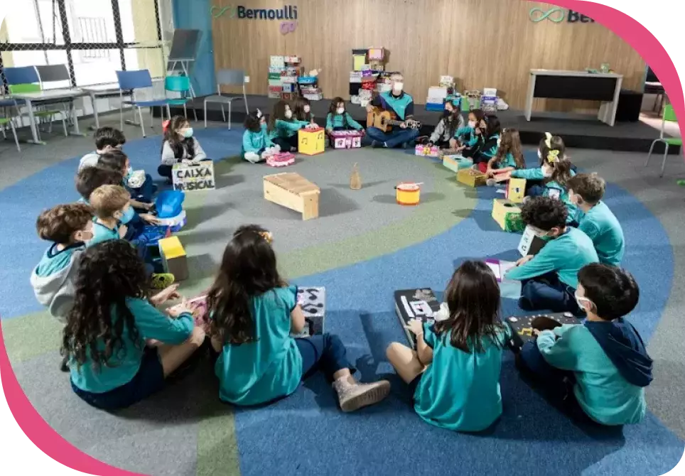 Estudantes do Bernoulli durante aula de música.