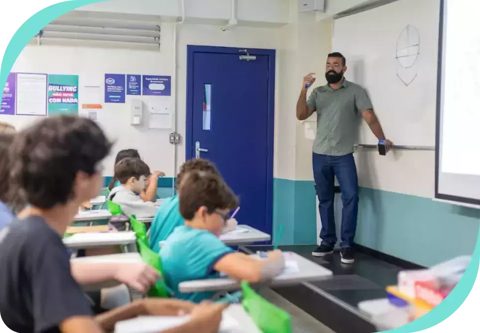 Professor do Colégio Bernoulli durante aula. 