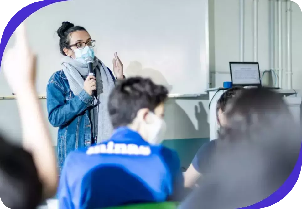 Professora do Colégio Bernoulli durante aula.