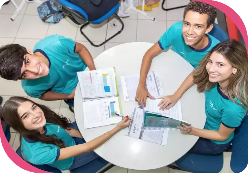 Estudantes do Bernoulli com seu material didático. 