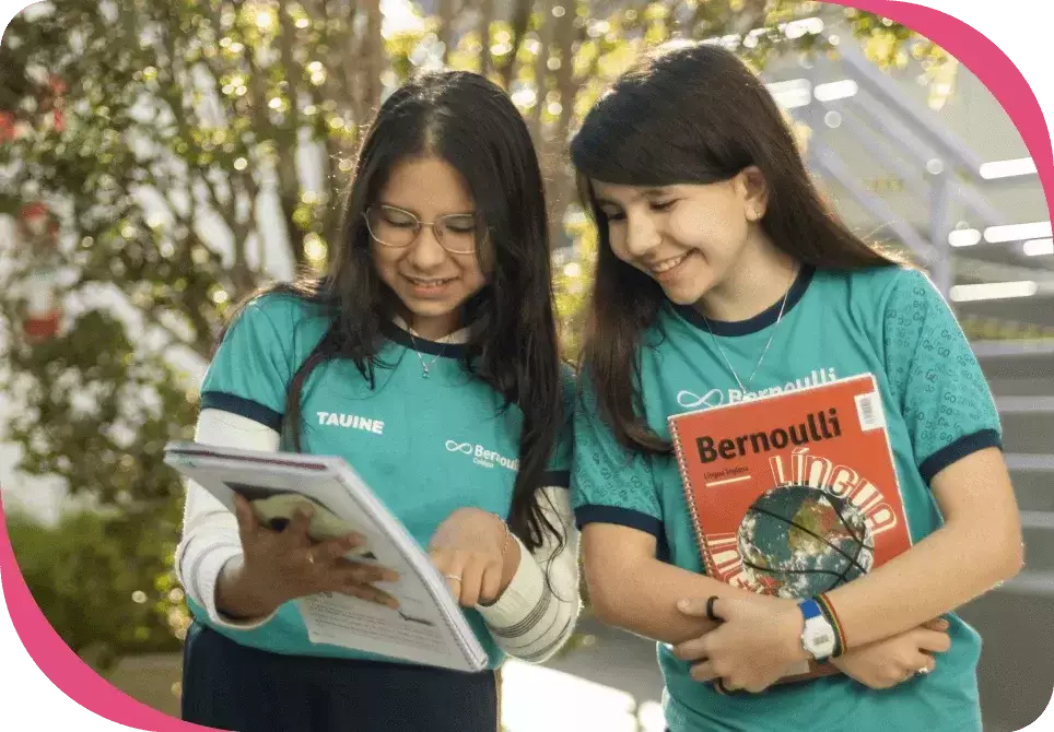 Duas crianças lendo um livro, teste para um item