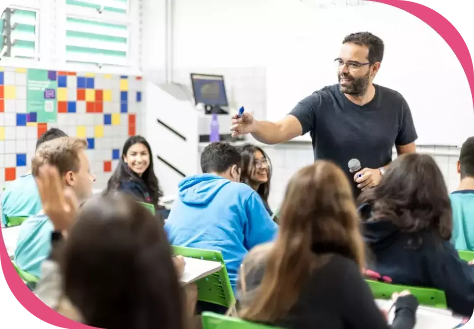 Professor do Bernoulli em sala de aula com seus alunos.