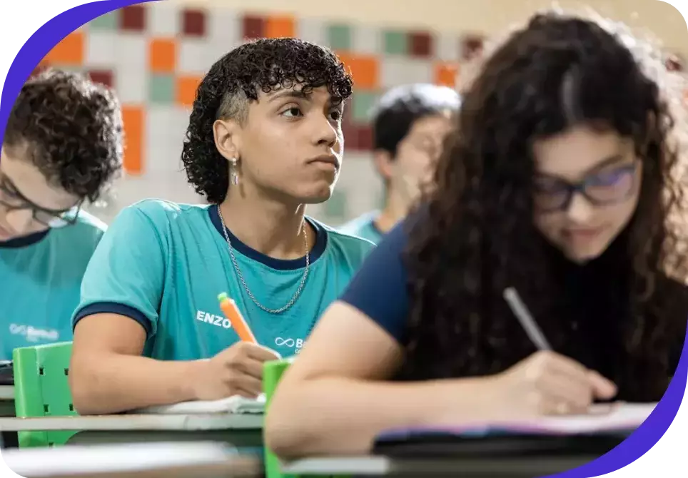 Estudantes do Colégio Bernoulli em sala de aula. 