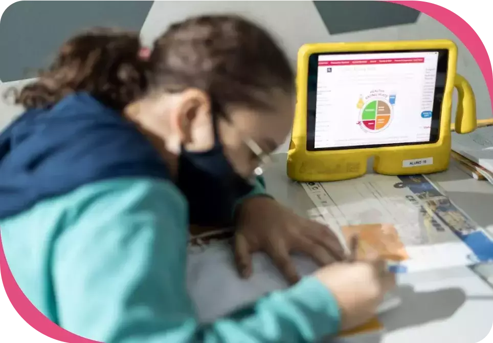 Estudante do Bernoulli utilizando o tablet do colégio para resolver questões. 