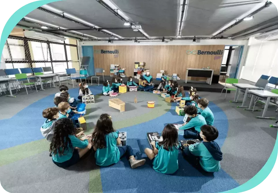 Estudantes do bernoulli em aula recreativa sentados em círculo