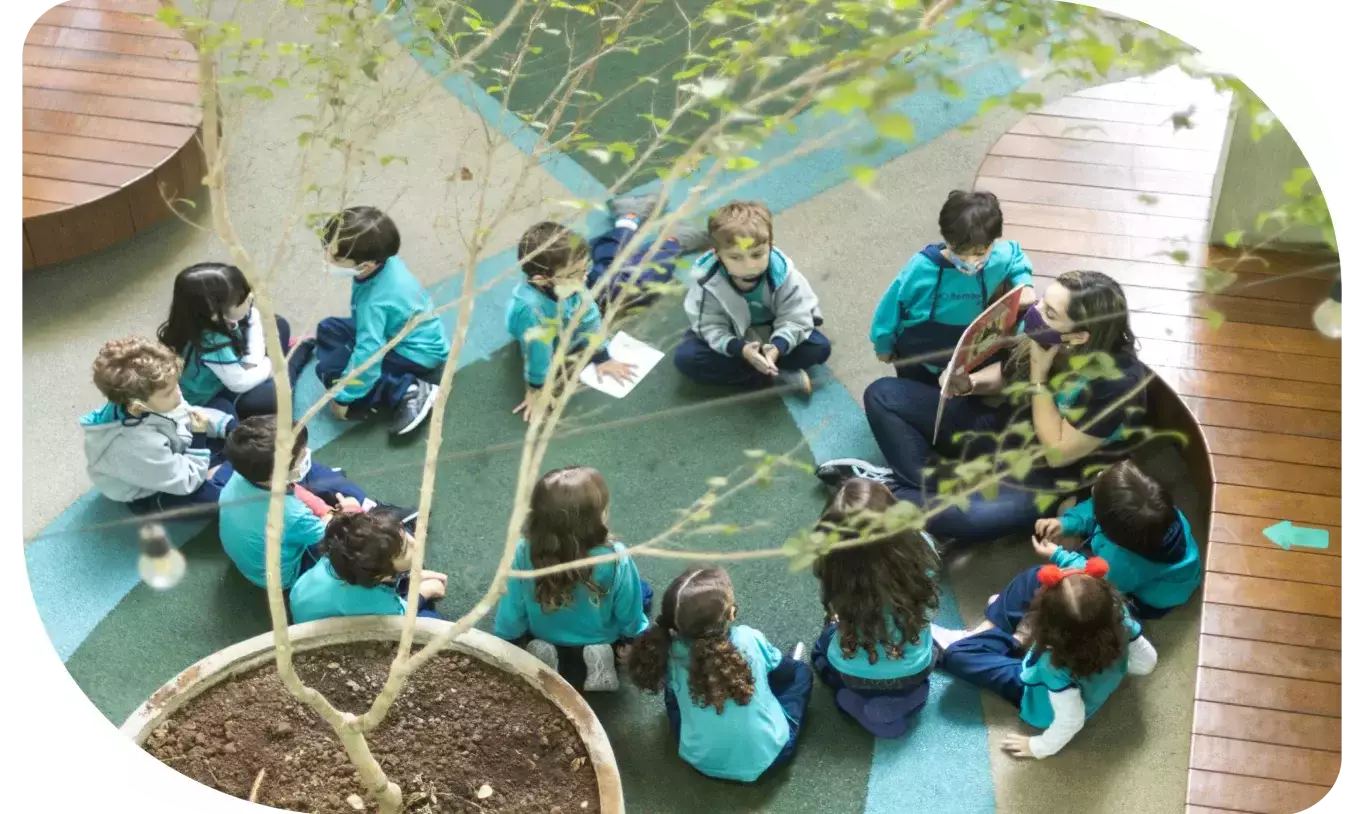 Professora do Bernoulli durante aula com seus estudantes da Educação Infantil. 