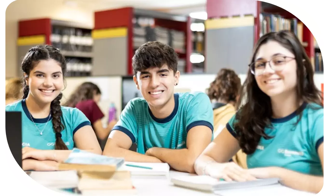 Estudantes do Bernoulli na biblioteca do colégio. 