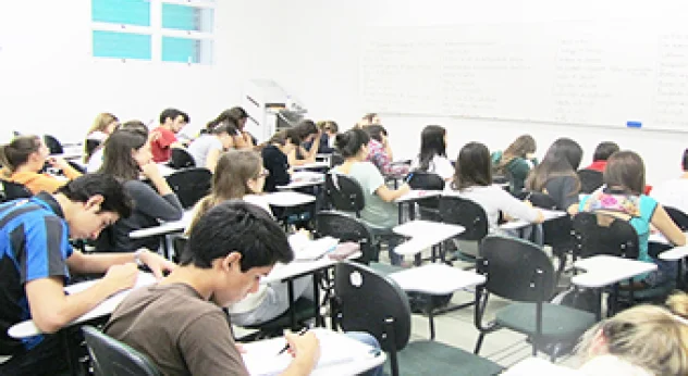 Alunos da primeira turma pré-vestibular do Bernoulli em sala de aula. 