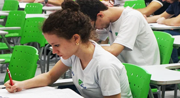 Estudantes do Ensino Médio Bernoulli em sala de aula. 